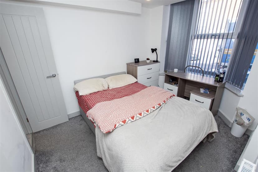 49, Harrow Road - Image 11