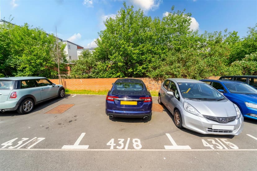 Flat 8, Heroes Drive - Image 1