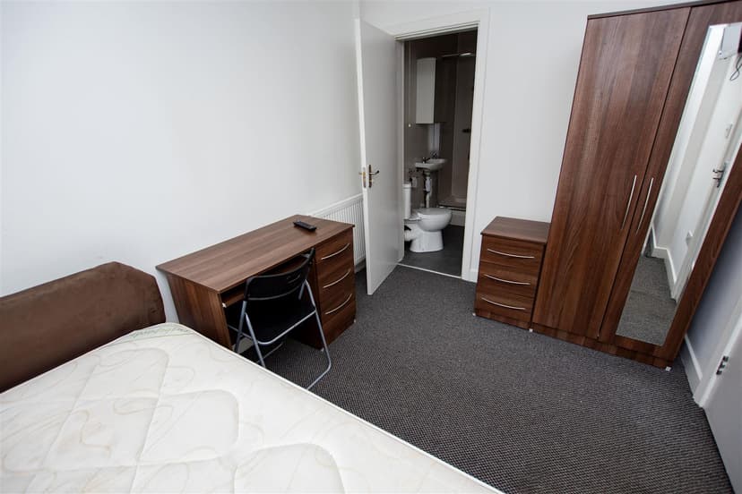 128, Hubert Road - Image 8