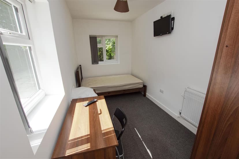 128, Hubert Road - Image 6