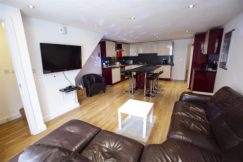 16, Coronation Road - Image 11