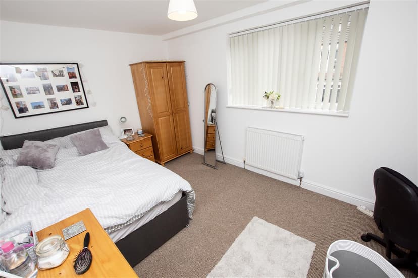16, Coronation Road - Image 9