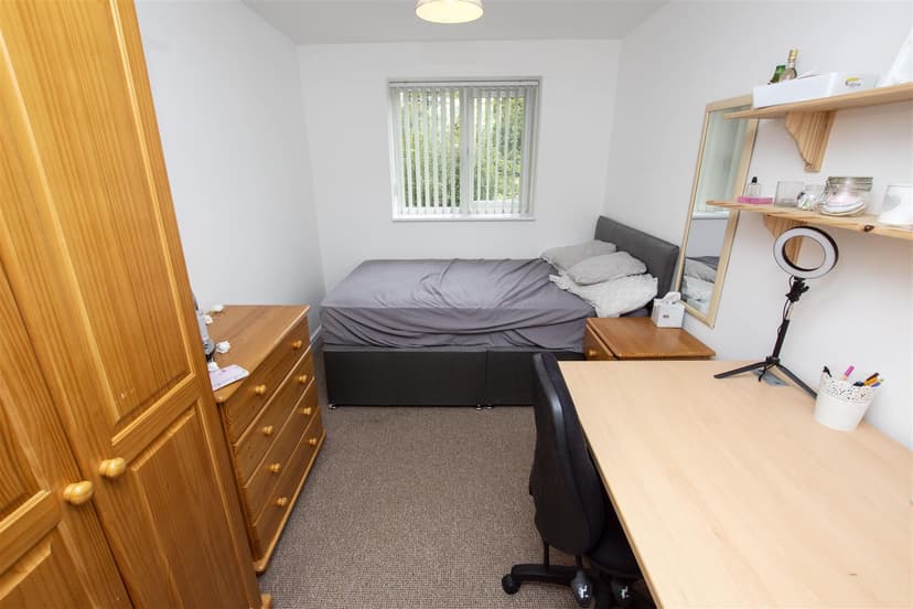 16, Coronation Road - Image 7