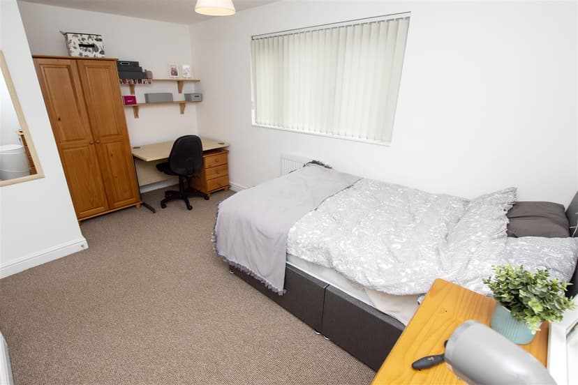 16, Coronation Road - Image 6