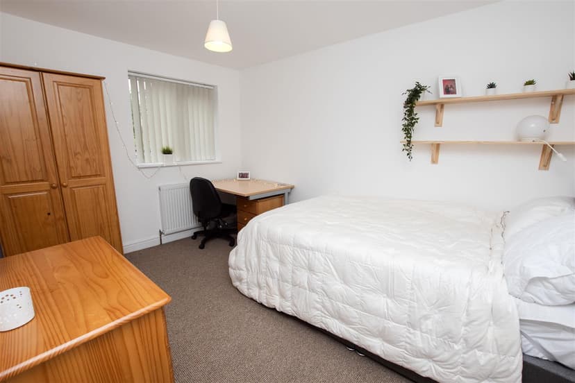 16, Coronation Road - Image 5