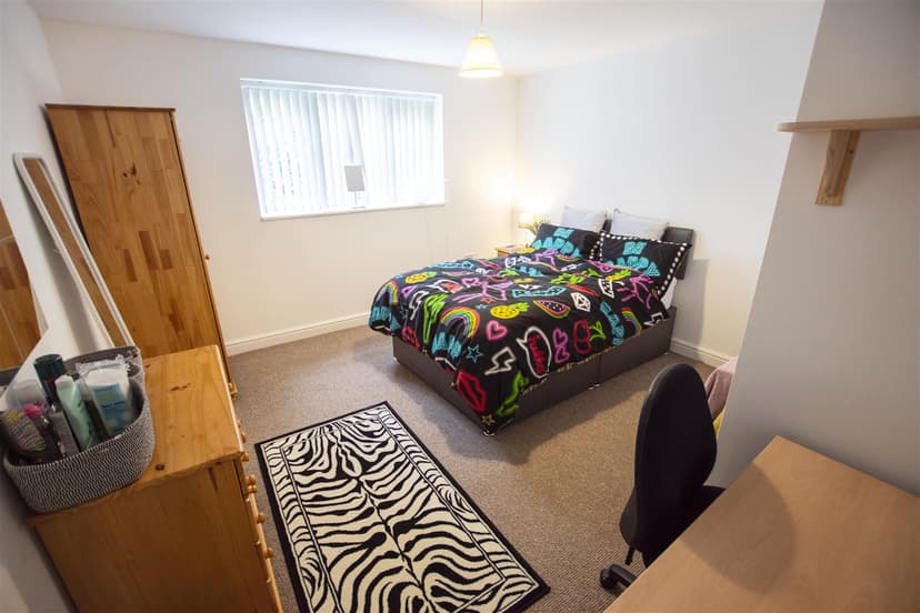 16, Coronation Road - Image 4
