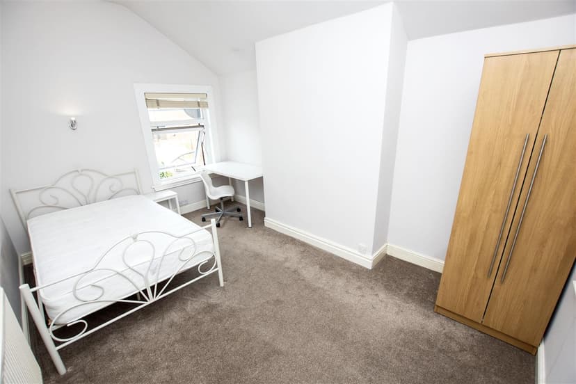 37, Oak Tree Lane - Image 4