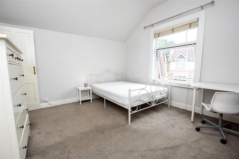 37, Oak Tree Lane - Image 2