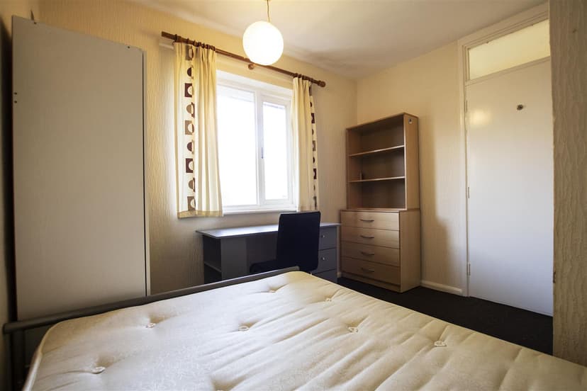 21, Fladbury Crescent - Image 3