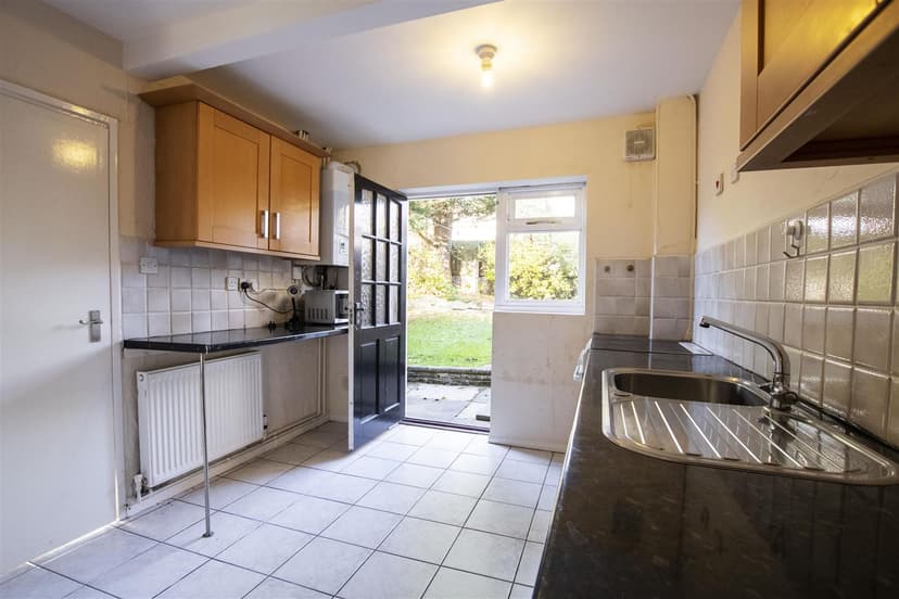 21, Fladbury Crescent - Image 2