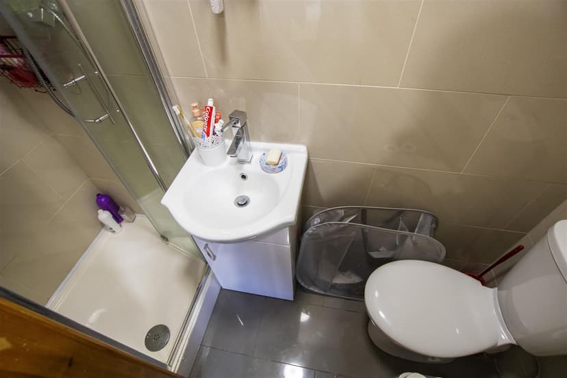 217a, Tiverton Road - Image 2