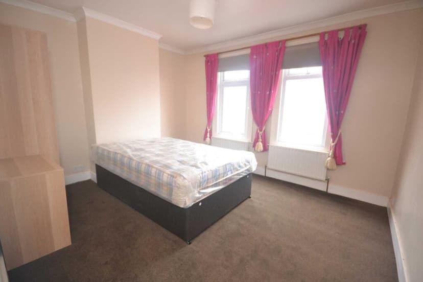 Pitcroft Avenue - Image 5