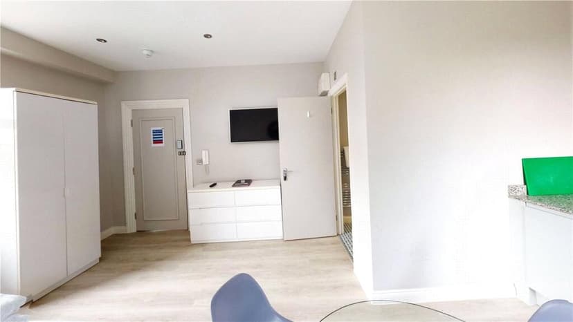 Meridian Place (Flat 3) - Image 4