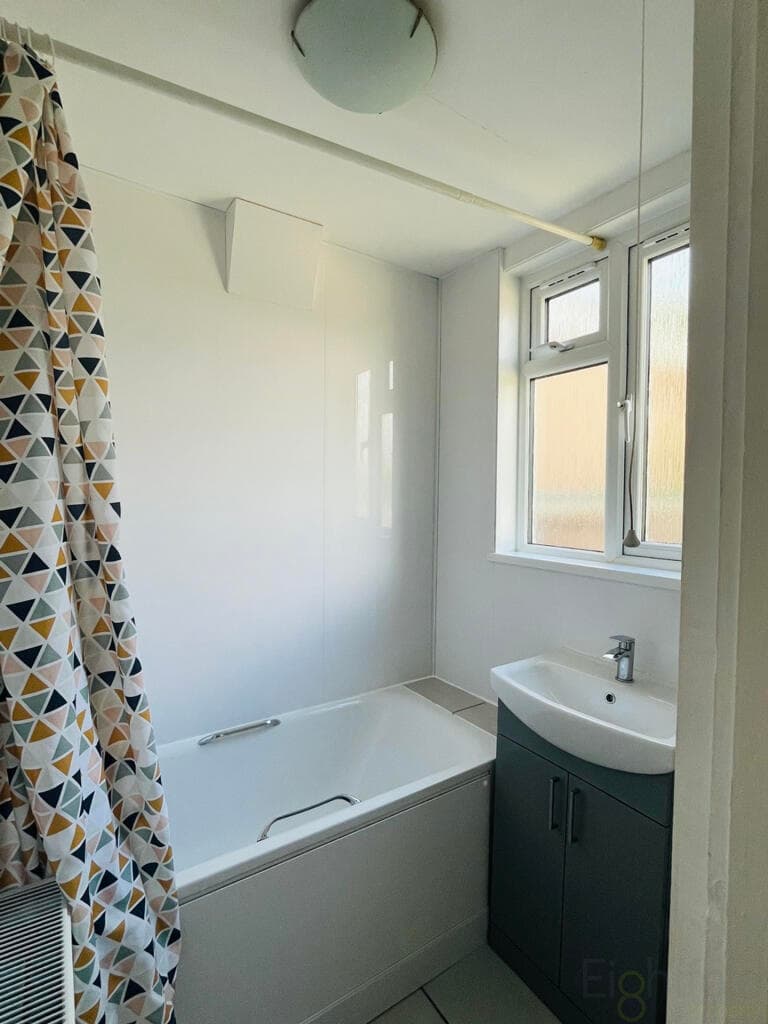 Whippingham Road - Image 3