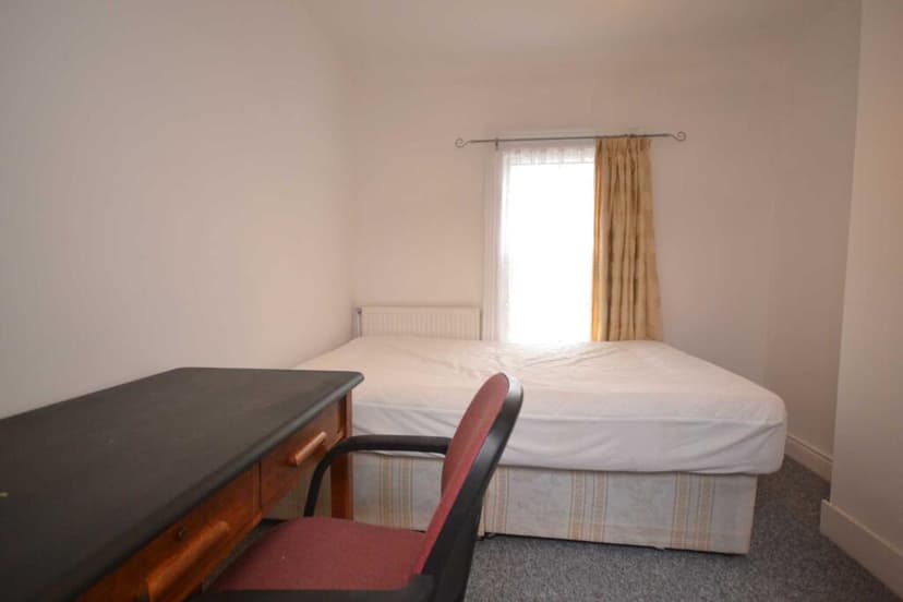 Pitcroft Avenue - Image 5