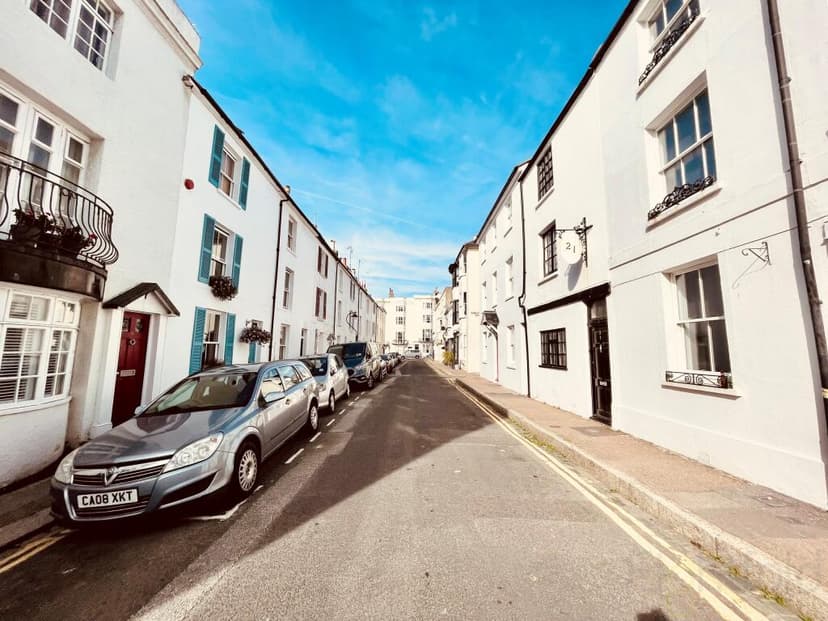 Cross Street - Image 2