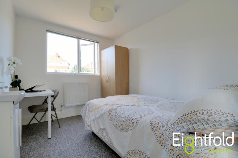 Park Close - Image 1