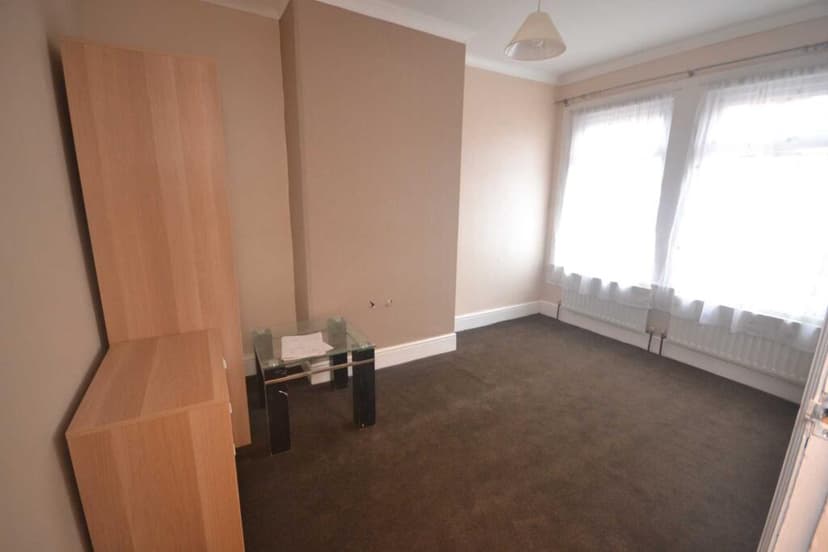 Pitcroft Avenue - Image 4