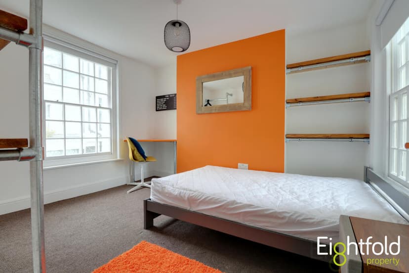 Cross Street - Image 4