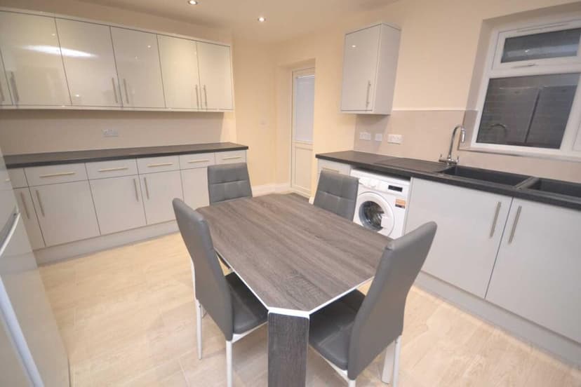 Christchurch Road - Image 4