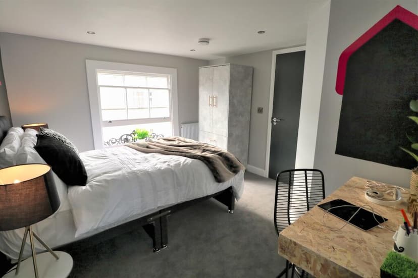 Cross Street - Image 8