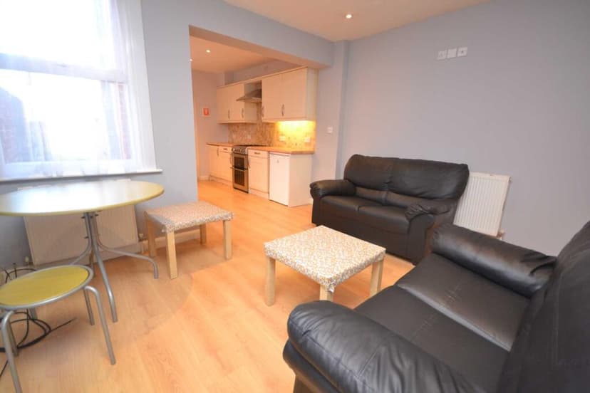 Pitcroft Avenue - Image 5