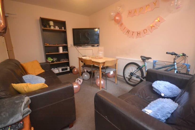 Pitcroft Avenue - Image 1