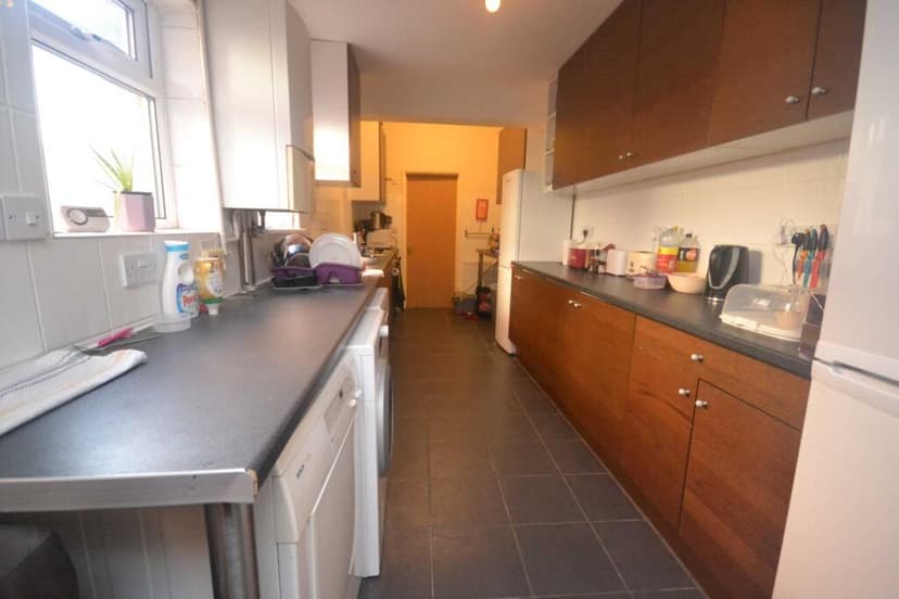 Pitcroft Avenue - Image 4