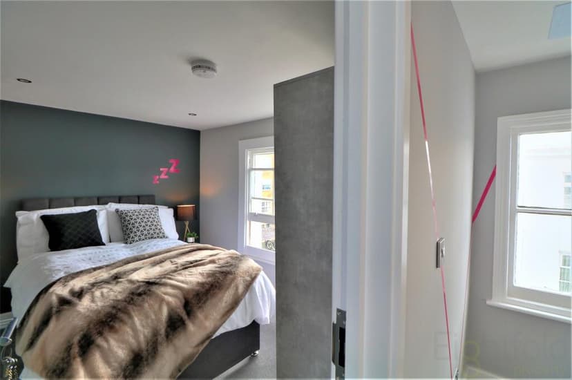 Cross Street - Image 6