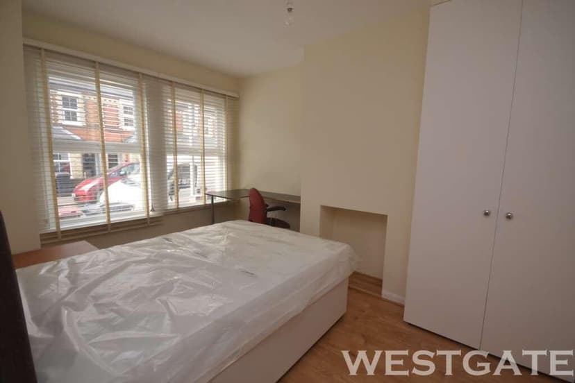 Pitcroft Avenue - Image 5