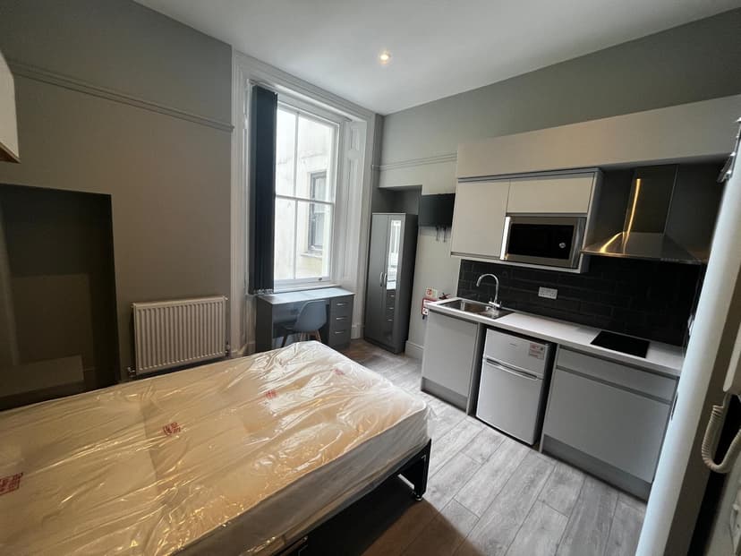 62 Walter Road - Image 1