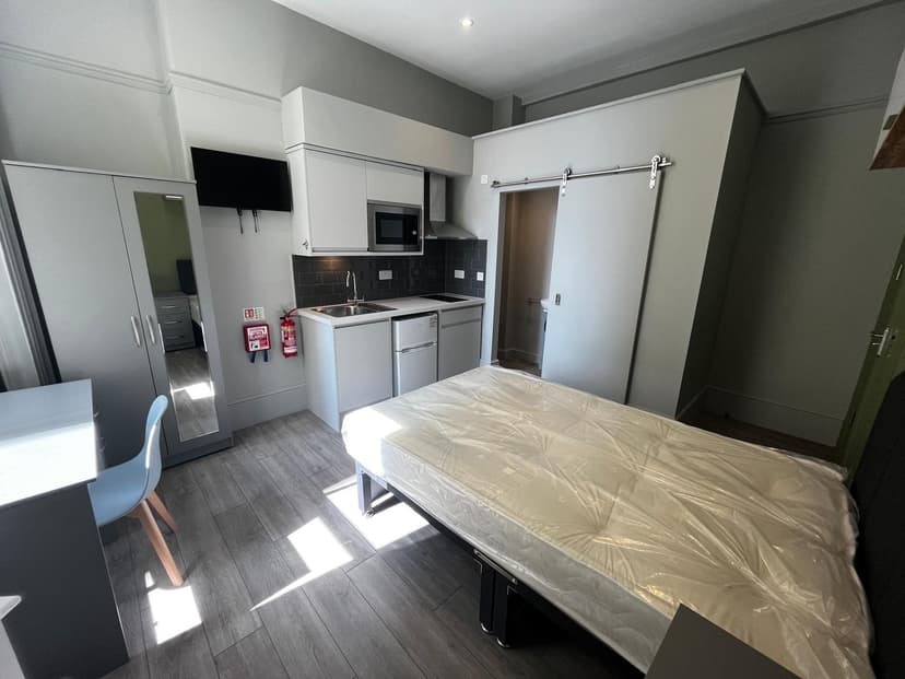 62 Walter Rd - Image 4