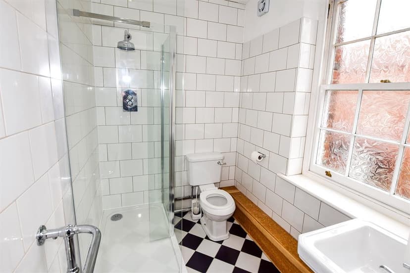 Flat 3, Royal Court 56 Bugle Street - Image 8
