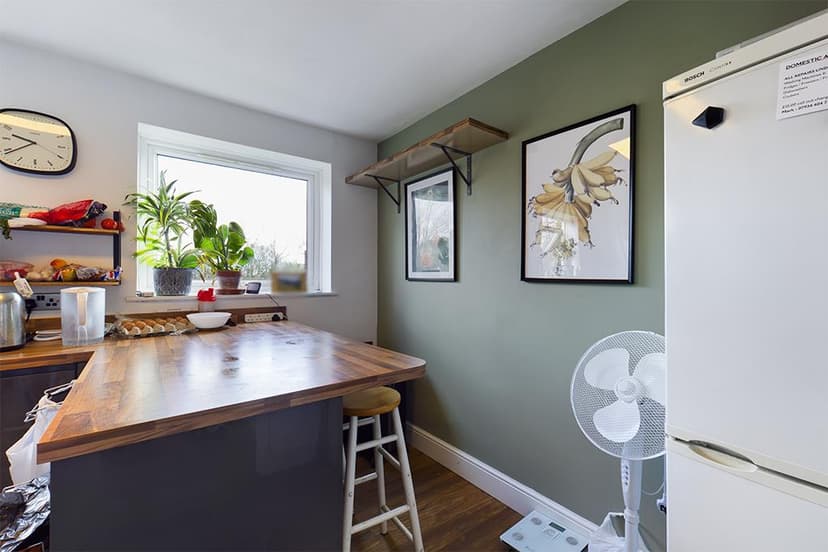 Flat 4, Hamilton Court 22 Winn Road - Image 3