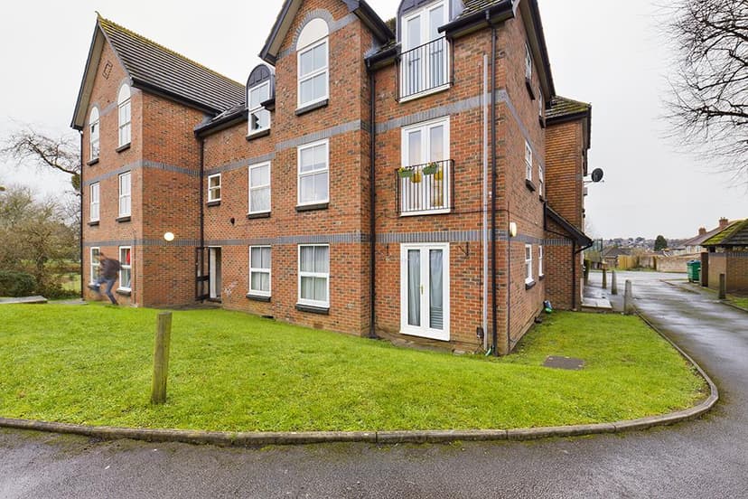 24, Oak Tree Lane - Image 1