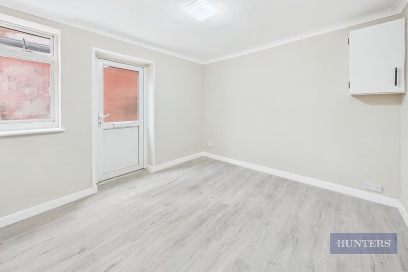 2E Ascupart Street - Image 3