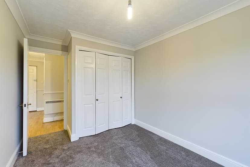24, Oak Tree Lane - Image 7