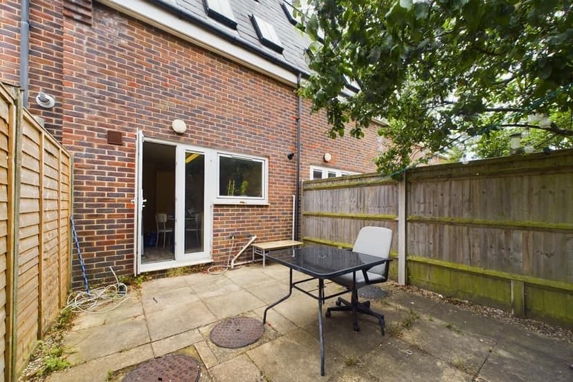 240, Hubert Road - Image 4