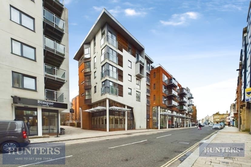 37, Kimber House 118 High Street - Image 1
