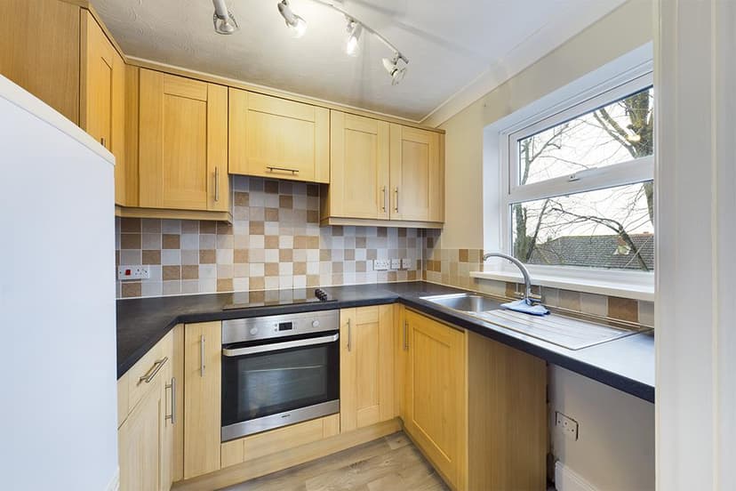 24, Oak Tree Lane - Image 2