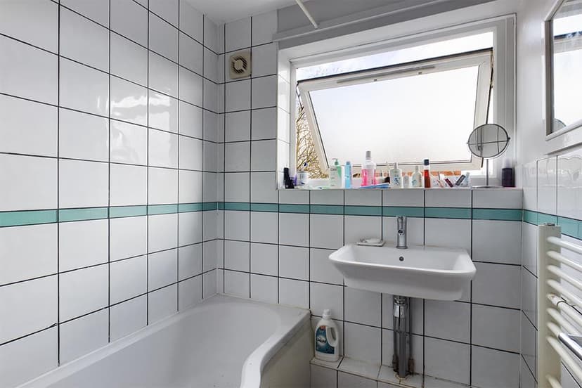 Flat 4, Hamilton Court 22 Winn Road - Image 5