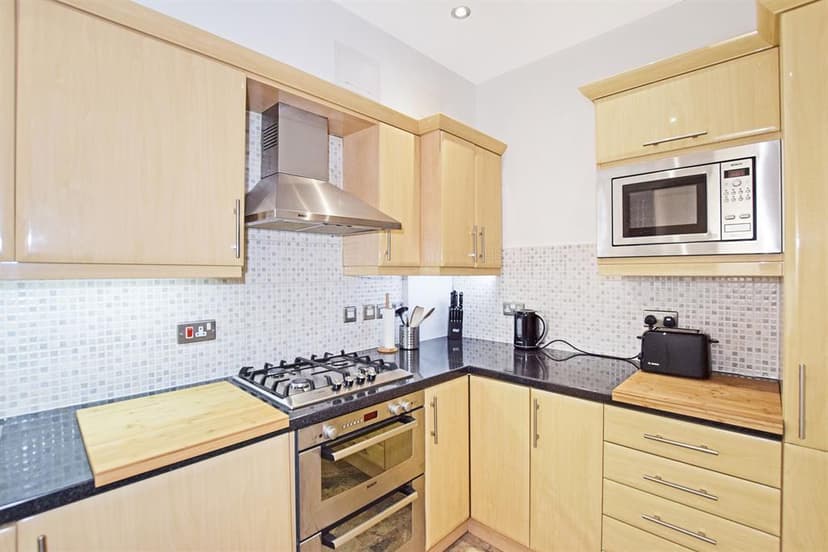 Flat 3, Royal Court 56 Bugle Street - Image 3