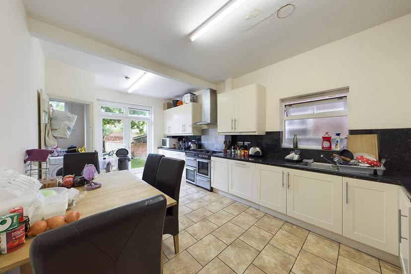 Room 6 67 Arthur Road - Image 2