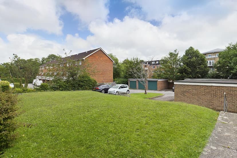 Flat 4, Hamilton Court 22 Winn Road - Image 10