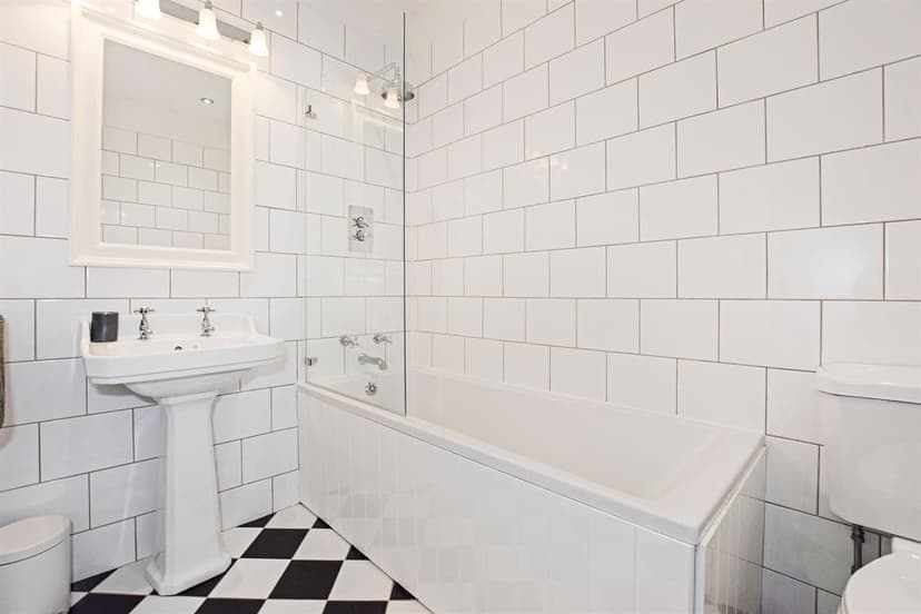 Flat 3, Royal Court 56 Bugle Street - Image 10
