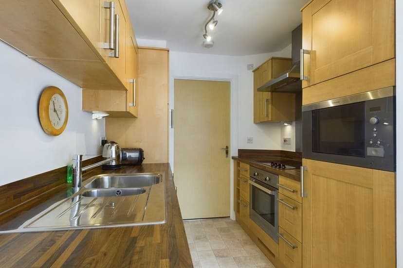 37, Kimber House 118 High Street - Image 5