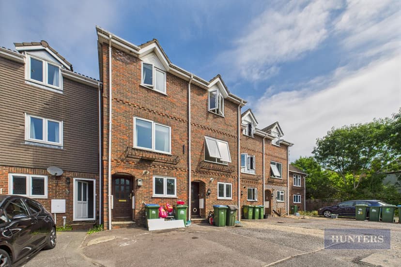 34 Berkeley Close - Image 1
