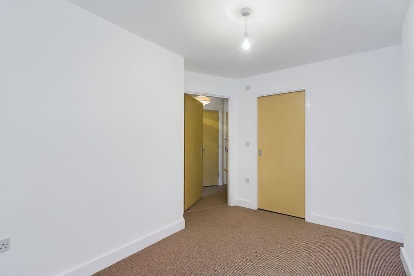 37, Kimber House 118 High Street - Image 6