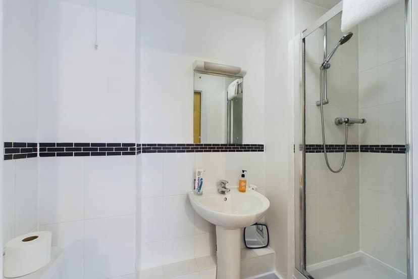 37, Kimber House 118 High Street - Image 8