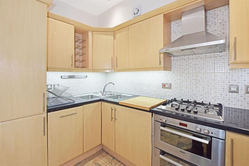 Flat 3, Royal Court 56 Bugle Street - Image 2